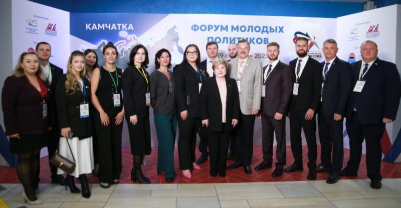 На Камчатке стартовал Второй Форум молодых политиков Мероприятие организовано Законодательным Собранием и Молодёжным парламентом Камчатского края при поддержке региональных властей В первый день форума выступили ведущие эксперты включая председателя правительства Камчатки Юлию Морозову политолога Александра Асафова журналиста Игоря Кимаковского и депутата Думы Владивостока Марию Лагунову Основные темы форума инициативное бюджетирование социальная архитектура межпоколенческие коммуникации и поддержка участников СВО Подписаться Прислать Чат