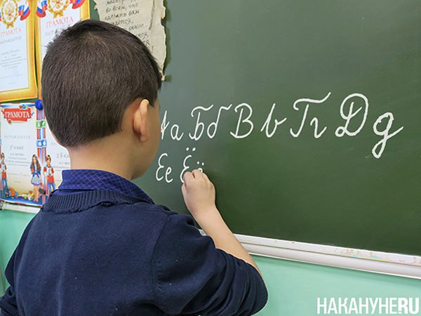 81% детей мигрантов, желающих обучаться в российских школах, не смогут получить место В Рособрнадзоре сообщили о тои, что подвели первые итоги тестирования по русскому языку для детей мигрантов, которые хотят учиться в школах России. 81% детей и подростков отсеялись ещё до самого тестирования. Обязательное тестирование детей мигрантов на знание русского языка ввели с 1 апреля. Его проводят в 2 тыс. 356 организациях. Поданы 1 тыс. 762 заявления на участие. 81% заявителей отказано в принятии документов. Основные причины отказов – предоставление неполного пакета документов, отсутствие свободных мест в образовательных организациях, а также установление недостоверных сведений в поданных документах. К тестам пока допущены 335 человек. 44 уже поучаствовали в тестировании, из них 27 61% справились с заданиями, а остальные не смогли продемонстрировать необходимый уровень владения русским языком. Первые итоги анализа показали, что новый порядок позволяет регулировать вопрос обоснованности приема в школы иностранных граждан, считают в Рособрнадзоре.