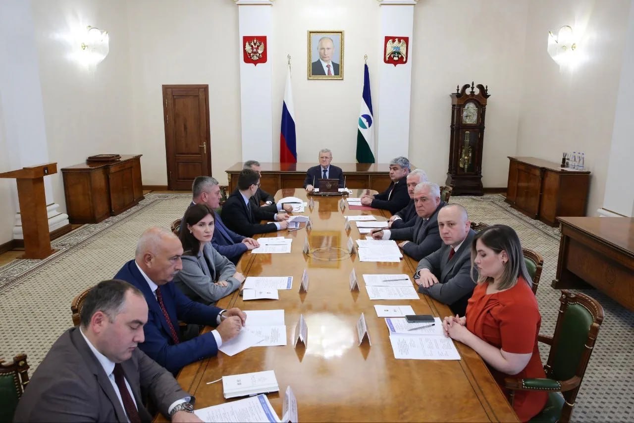 Юрий Чайка провел совещание по организации молодежного форума Сегодня полномочный представитель Президента Российской Федерации в СКФО Юрий Чайка провел рабочее совещание по организации Северокавказского молодежного форума Сила в единстве сообщает MAX канал Главы КБР Полпред отметил что форум призван объединить патриотически настроенную молодежь всех национальностей и конфессий он также будет способствовать сохранению исторической памяти о подвигах наших старших Мероприятие пройдет в Нальчике уже 5 ноября Оно приурочено ко Дню народного единства и Году защитника Отечества Организаторами молодежного форума выступают аппарат полномочного представителя Президента России в СКФО Правительство КБР и Кабардино Балкарский государственный университет имени Х М Бербекова