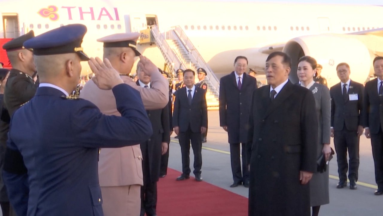 Король Таиланда прибыл в Китай с историческим государственным визитом Маха Вачиралонгкорн начинает пятидневный государственный визит в Китай по приглашению Си Цзиньпина В аэропорту Пекина короля и его супругу королеву Сутхиду встретил министр иностранных дел КНР Ван И Вскоре Маха Вачиралонгкорн проведет переговоры с председателем КНР и премьером Госсовета КНР Ли Цяном Это первый визит тайского монарха в Поднебесную за 50 летнюю историю дипломатических отношений Для Махи Вачиралонгкорна взошедшего на трон в 2016 году это второй официальный визит за границу после поездки в Бутан в апреле и первый в крупную страну Китай вот уже много является ключевым торговым партнером Таиланда В прошлом году он поставил в королевство товаров на сумму более 80 млрд На Поднебесную приходится более 40 сельскохозяйственного экспорта Таиланда Китайская Панорама