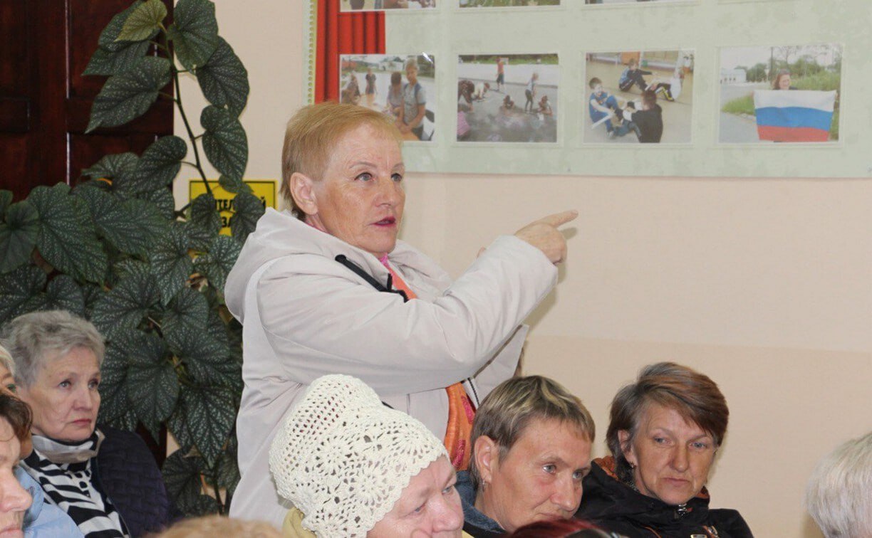 В Поречье по поручению губернатора до 30 сентября отремонтируют 8 дворов "Губернаторский контроль" проверил, как в Макаровском районе исполняются поручения Валерия Лимаренко. В селе Поречье уже начались работы по благоустройству дворов восьми многоквартирных домов. Жителей ждут асфальтированные проезды, тротуарная плитка, уличное освещение, скамейки и качели. Срок завершения работ — до 30 сентября. «Мы ждали этого. Когда дожди — вода стоит. А теперь, надеемся, будем ходить в туфлях, а не в сапогах», — рассказывают местные жители. Источник Любишь Сахалин? Подписывайся!