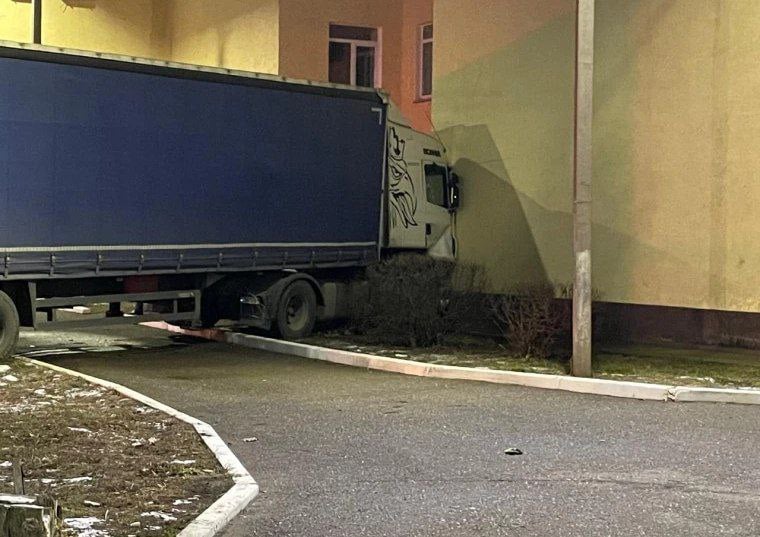 ДТП в центре Уральска — большегруз протаранил забор и врезался в здание школы  Кадры происшествия показал «Мой город». По данным издания, это случилось вчера  14 ноября : по словам очевидцев, водитель фуры врезался в Hyundai.  После этого грузовик и легковой автомобиль протаранили забор,  фура в итоге врезалась в здание школы № 36. «Мой город» пишет, что редакция запросила комментарий у пресс-службы ДП ЗКО.  Но ответа пока нет.  Летом автобус врезался в забор. Это случилось в Алматы после столкновения с грузовиком  автобус стоял у остановки, в него врезалась грузовая машина .