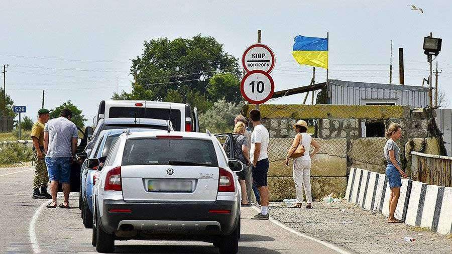 Сотни автомобилей и автобусов стоят в заторах на пропускных пунктах Украины Причиной стал масштабный сбой в таможенной базе данных сообщает украинское издание Политика со ссылкой на Госпогранслужбу Издание пишет что пропуск граждан и транспортных средств через западную границу Украины в обоих направлениях остановлен Внимание Временный технический сбой на границе Из за сбоя в работе таможенной базы временно не осуществляется оформление граждан в обоих направлениях сказано в сообщении Западного управления погранслужбы По данным пограничников на пунктах пропуска скопились десятки машин В Киеве произошел транспортный коллапс Однако в соцсетях утверждают что ситуация намного тяжелее Так опубликованы видео с километровыми очередями из автобусов и машин на границе в Одесской области По подсчетам очевидцев в пробке около 400 автомобилей и 30 автобусов