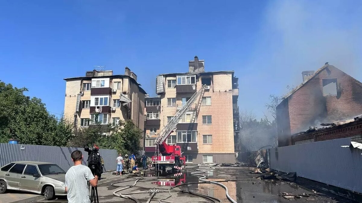 Погорельцы из Батайска смогут вернуться домой в октябре  В Батайске капитальный ремонт дома на Ворошилова, 11, который пострадал от пожара, планируют закончить до 1 октября этого года. Об этом сообщает пресс-служба администрации города.     Из-за пожара многие люди съехали на съемные квартиры, осенью им пришлось приезжать в дом и ведрами выносить воду из своих квартир. Недавно жильцы обращались за помощью к врио губернатора региона Юрию Слюсарю.    На данный момент, по информации администрации Батайска, подготавливают пакет документов для того, чтобы выделили областные средства фонду капремонта Ростовской области. После того, как деньги будут выделены, фонд объявит аукцион на определение подрядчика для проведения капитального ремонта.    – Ориентировочные сроки выполнения работ – до 1 октября 2025 с возможностью досрочного исполнения, - подытожили в администрации.    Напомним, пожар в жилом доме вспыхнул днем 9 июля. По словам свидетелей, вначале загорелась хозяйственная постройка, затем огонь перекинулся на крышу. Через некоторое время она обвалилась. Из здания эвакуировали 20 человек, а также домашних животных: хомяка, шиншиллу и несколько котов.     К борьбе с огнем были привлечены более 80 специалистов и 26 единиц техники. Кроме того, на помощь спасателям прибыл пожарный поезд. Позже донские власти пообещали помочь пострадавшим в пожаре.   Подписаться на "Новости Ростова"    Прислать новость