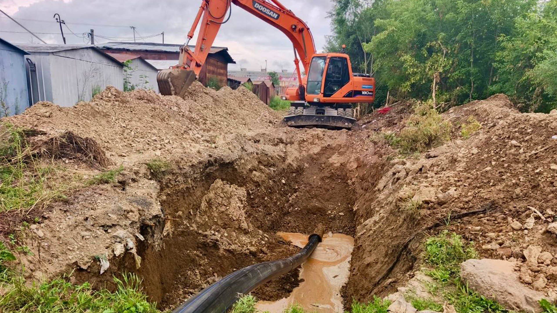 Водопровод к «площадке» и Радиоцентру начали ремонтировать только после вмешательства прокуратуры В Комсомольске-на-Амуре по иску прокуратуры МУП «Горводоканал» проведёт работы по капремонту труб холодного водоснабжения. Установлено, что с 2023 по 2025 год в микрорайонах Попова и Менделеева произошло несколько аварийных ситуаций на сетях водоснабжения, что повлекло длительное отключение холодной воды у жильцов многоквартирных домов. Проверка показала, что причинами аварий стало ненадлежащее состояние трубопровода и отсутствие своевременного ремонта со стороны ресурсоснабжающей организации. Прокуратура внесла руководителю МУП «Горводоканал» представление, а затем обратилась в суд с исковым заявлением о возложении обязанности провести капремонт труб. Исковые требования прокурора удовлетворены, МУПорганизация уже приступил к ремонтным работам. Интересно, а концессионер сам будет ремонтировать, или тоже после пинков контролирующих органов? Главное, чтобы не было, как в той рекламе — если нет разницы, то зачем платить больше? О том, какой рост тарифов нас может ждать из-за концессии, писали тут.