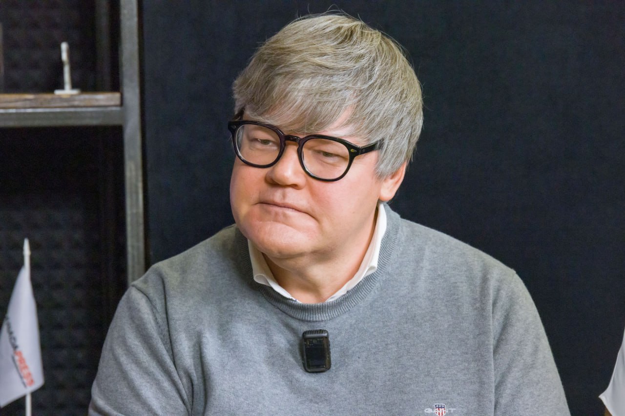 Замминистра здравоохранения Челябинской области уходит в отставку На портале правовой информации Челябинской области появилось постановление губернатора Алексея Текслера от 5 ноября нынешнего года Согласно тексту документа от должности освобождается заместитель главы регионального министерства здравоохранения Евгений Ванин Он уходит в отставку по собственному желанию Контракт с ним будет расторгнут 10 ноября Свой пост Ванин занимал почти 6 лет с декабря 2019 года До этого чиновник шесть лет был начальником управления по внеучебной работе южноуральской медакадемии eugenejut