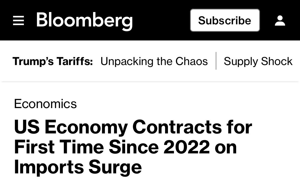 —0,3% — падение экономики США, — Bloomberg Впервые с 2022 года в первом квартале текущего года экономика США в годовом исчислении упала на 0,3%. Это значительно ниже среднего показателя роста примерно на 3% за предыдущие два года, — констатирует Bloomberg Это первый пример последствий торговой политики президента Дональда Трампа Экономисты ожидают, что повышение пошлин приведёт к дефициту предложения, создаст проблемы для предпринимателей и снизит спрос. Потребители всё больше беспокоятся о том, что пошлины негативно скажутся на рынке труда и приведут к росту стоимости жизни В то же время показатель базовой инфляции в первом квартале ускорился до 3,5% — это самый высокий показатель за год «КРИСТАЛЛ РОСТА» ранее информировал о том, что по мнению Bloomberg торговая война Трампа — худшая инициатива Белого дома за всю историю