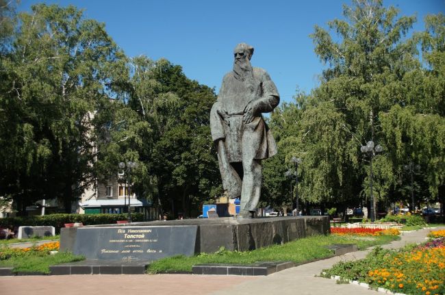 9 сентября 1973 года в Туле состоялось открытие памятника Льву Николаевичу Толстому Торжество было приурочено к 145 летию со дня рождения великого писателя Творческий замысел авторов состоял в том чтобы создать памятник Толстому без высокого пьедестала а ноги писателя должны были быть босыми Так художники хотели показать что Лев Николаевич близок к земле и народу Партийному руководству идея не понравилась Памятник Толстому должен быть с ботинками и на добротном постаменте В итоге писателя обули и установили на прямоугольном постаменте облицованном гранитными плитами Фото visittula com Тула 1 Советский район Прислать новость задать вопрос