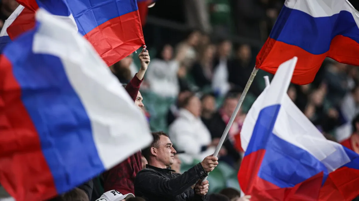 Правила поведения болельщиков на стадионах в России обновили Теперь баннеры не должны содержать ничего что может противоречить традиционным ценностям Расширен запрет на дискриминационные высказывания теперь он включает принадлежность к какой либо социальной группе Запрещена пропаганда насилия и агрессии на баннерах и флагах Вувузелы разрешены но только с одобрения организаторов как и другие духовые инструменты Организаторы сами решают можно ли использовать духовые инструменты и где их размещать Теперь болельщики обязаны предоставлять транспортное средство для осмотра При этом запрещены электросамокаты и другие средства индивидуальной мобильности кроме средств для маломобильных Болельщикам запрещено забираться на ограждения парапеты осветительные устройства мачты несущие конструкции деревья установленные в месте проведения соревнований Общий лимит напитков в пластиковой таре теперь составляет до одного литра на человека При этом как и ранее запрещены напитки в стеклянной и жестяной тарах а объем пластиковой тары ограничен 0 5 литрами news matchtv Наш канал в MAX РИА Новости Виталий Тимкив