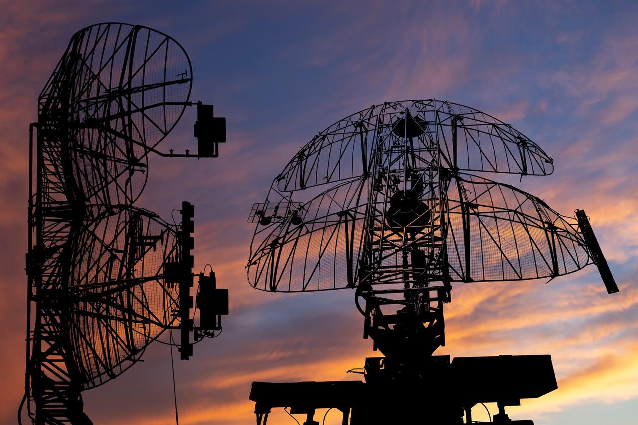 В Волгограде в районе жилых домов упали обломки дронов В Волгограде обломки дронов упали рядом с домами 12 и 13 на улице Лодыгина сообщил губернатор Андрей Бочаров По предварительным данным пострадавших нет На месте работают пожарные и медики ПВР приведены в готовность Аэропорт Волгограда вечером 7 декабря приостановил полеты Ограничения также ввели в аэропортах Тамбова Саратова и Пензы Читайте Газету Ru в MAX Участвуйте в розыгрыше