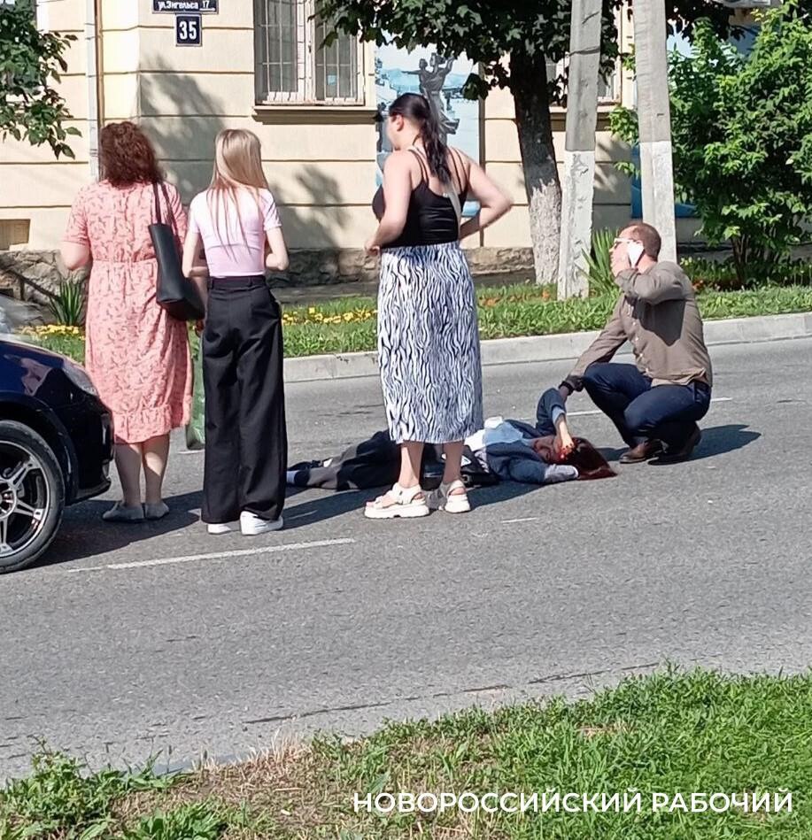 В Новороссийске 25 июня, около 9 утра, на пересечении ул. Энгельса и Новороссийской Республики сбили пешехода. Молодую женщину сбили на пешеходном переходе. Приехавшие медики увезли пострадавшую в больницу. В деталях и причинах происшедшего разбираются сотрудники ГИБДД. Аварии на этом перекрестке происходят регулярно – сбивают пешеходов, очень часто — дорожные знаки, происходят столкновения машин. Среди водителей этот перекресток получил названия «заколдованного» - поделиться новостью или проблемой, заказать рекламу, связаться с админом Подпишись