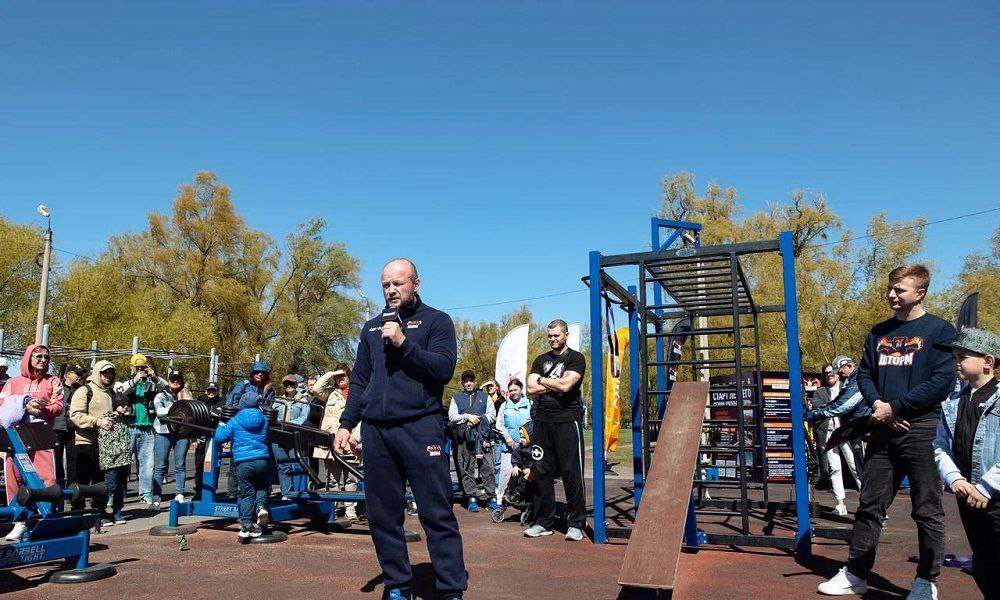 Александр Шлеменко рассказал о летних мероприятиях от школы единоборств «ШТОРМ» 12 июля на «G-Drive Арене» состоится 11-й турнир промоушена SFC, в котором омский боец также планирует принять участие в главном бою. Кроме того, 14 и 15 июня пройдет традиционный всероссийский юношеский турнир «Кубок Александра Шлеменко». 9 августа в парке «Зелёный остров» состоится любимый многими фестиваль здорового образа жизни «ШтормFest». Помимо этого, в честь десятилетнего юбилея школы «ШТОРМ», в летние месяцы в Омске будут проходить открытые тренировки для всех желающих. Стартовое мероприятие состоялось накануне, 1 мая, в парке «Зелёный остров».