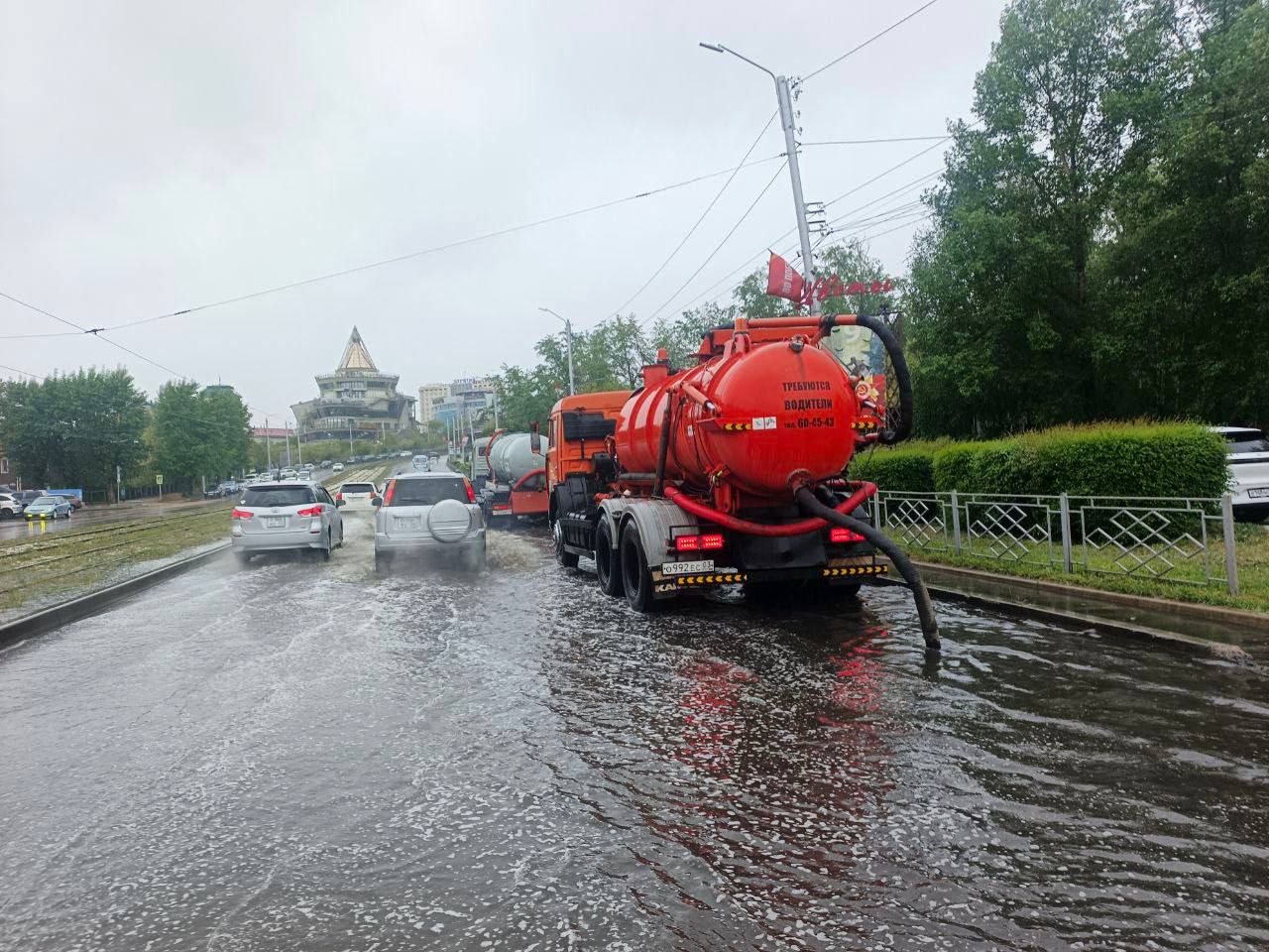 В столице Бурятии откачивают лужи. На улицах города работают 8 вакуумных машин и 5 мотопомп. Техника работает непрерывно, сообщает комбинат по благоустройству. Мастера участков с утра проверяют состояние накопителей воды, распределяя машины по городским улицам для эффективной работы. За ситуацией на дорогах следят специалисты отдела спутникового мониторинга КБУ. В режиме реального времени они получают точные данные о состоянии дорожного покрытия, выявляя места скопления воды и оперативно направляя туда необходимую специализированную технику