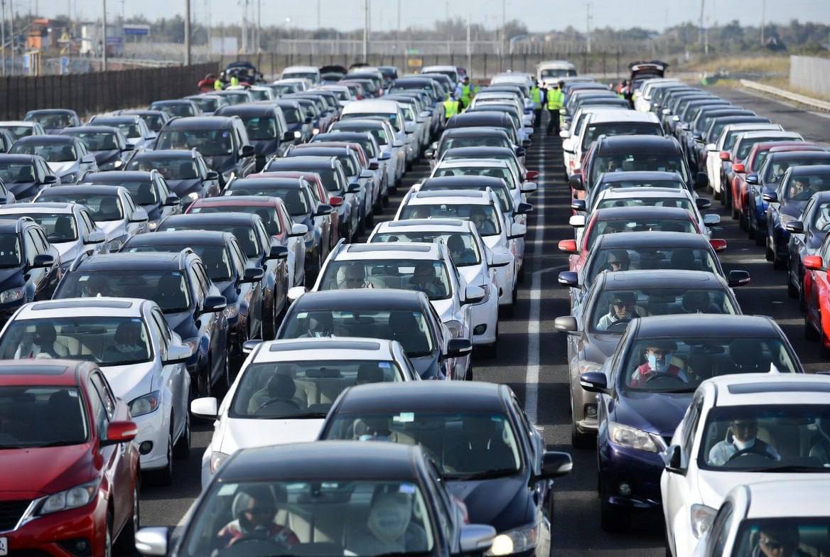 Застряли на границе Сотни автомобилей предназначенных для российских покупателей оказались в затяжной пробке на китайской таможне в Суйфэньхэ Причина новый закон КНР вступивший в силу с 1 января 2026 года Теперь экспортировать машины которые находились на учёте менее шести месяцев запрещено Это поставило крест на популярной схеме ввоза новых авто под видом подержанных В итоге около 500 автомобилей застряли на границе По данным Mash их владельцам придётся запастись терпением машины смогут пересечь границу не раньше июня Особенно пострадали частные покупатели и мелкие предприниматели которые не работают с официальными экспортными версиями Тем временем продавцы продолжают обещать обходные пути и быструю доставку Но эксперты предупреждают что легальных способов обойти новые правила за пару недель просто не существует Фото соцсети Подписаться на Telegram Подписаться в MAX