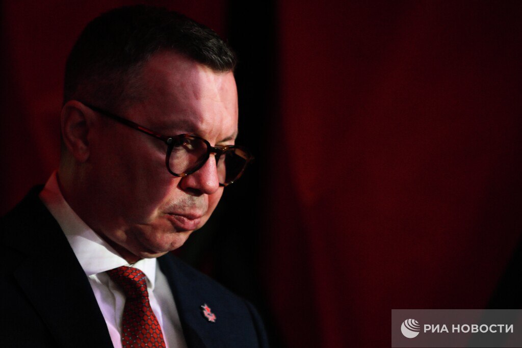 Слухи о переговорах с кандидатами на пост тренера ЦСКА — провокация  Об этом сообщил клуб армейцев в своем Telegram-канале.  «В ряде СМИ распространяется недостоверная информация о том, что хоккейный клуб ЦСКА ведет переговоры с несколькими кандидатами на пост главного тренера команды. В связи с этим сообщаем, что в настоящее время главный тренер команды Илья Петрович Воробьев имеет действующий контракт и исполняет свои обязанности. Поэтому сообщения о каких-либо переговорах являются провокацией и не соответствуют действительности. Итоги сезона-2024/2025 для команды будут подведены в конце мая, когда состоится заседание наблюдательного совета клуба», — говорится в заявлении.