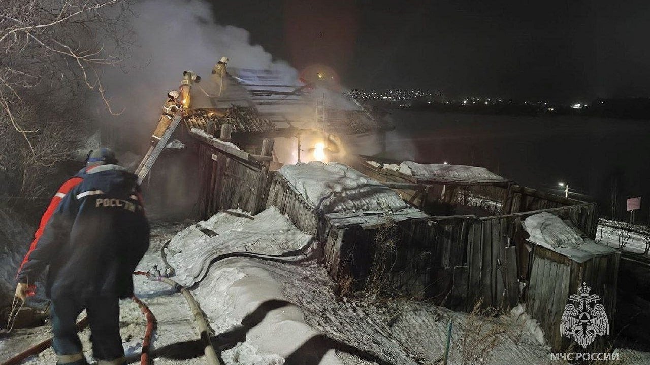 Пожилая женщина погибла во время пожара в Златоусте  Трагедия разыгралась ночью на улице Таганайской – загорелся частный дом. Как пояснили в ГУ МЧС по региону, из-за того, что сообщение о происшествии поздно поступило в экстренные службы, к моменту приезда пожарных он уже был полностью охвачен пламенем.  Во время тушения внутри обнаружили тело 67-летней женщины. Специалисты установили, что пожар начался с веранды, поэтому огонь отрезал ей путь к выходу. Кроме того, выяснилось, что вместе с хозяйкой также жил ее внук. Однако в доме в момент возгорания его не было, потому что он отпросился на ночевку к друзьям.  Эксперты выясняют точную причину пожара. По предварительной информации, ей послужила нарушение правил устройства и использования электрического оборудования.    Фото: ГУ МЧС по Челябинской области    Вести Южный Урал   Челябинск