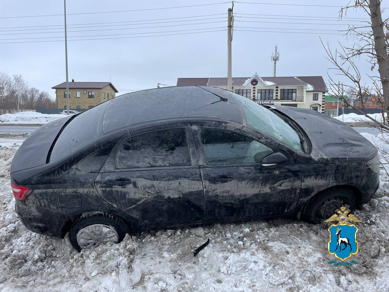 ДТП в Тольятти: столкновение Нивы и Лады Весты    Сегодня, 13:20, на Хрящевском шоссе произошла авария. Водительница Нивы, 1985 года рождения, столкнулась с Lada Vesta, за рулем которой находился водитель 1993 года рождения.   В результате столкновения седан был выброшен с дороги.  На место происшествия оперативно прибыли медики, которые оказали помощь водителю внедорожника.  Сотрудники ГИБДД устанавливают обстоятельства произошедшего    ГУ МВД по Самарской области