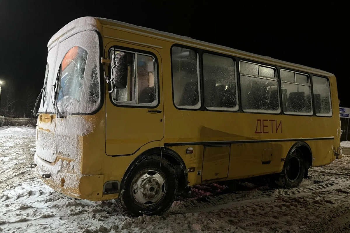 Школьный автобус съехал в кювет в Череповецком округе дети не пострадали Автобус ПАЗ возвращавшийся с олимпиады при развороте на подъеме на скользком участке дороги занесло и он на небольшой скорости съехал на обочину По информации главы округа все дети в салоне были пристегнуты ремнями безопасности что и позволило избежать травм Ушиб получила сопровождавшая которая только что высадила детей и в тот момент не была пристегнута Сам автобус осмотрен и остается на ходу Водитель проходит процедуру медицинского освидетельствования Дорожные службы уже обработали проблемный участок трассы песком  UPD По уточненным данным УМВД России по Вологодской области детей в автобусе в момент ДТП не было Единственной пассажирке назначено амбулаторное лечение