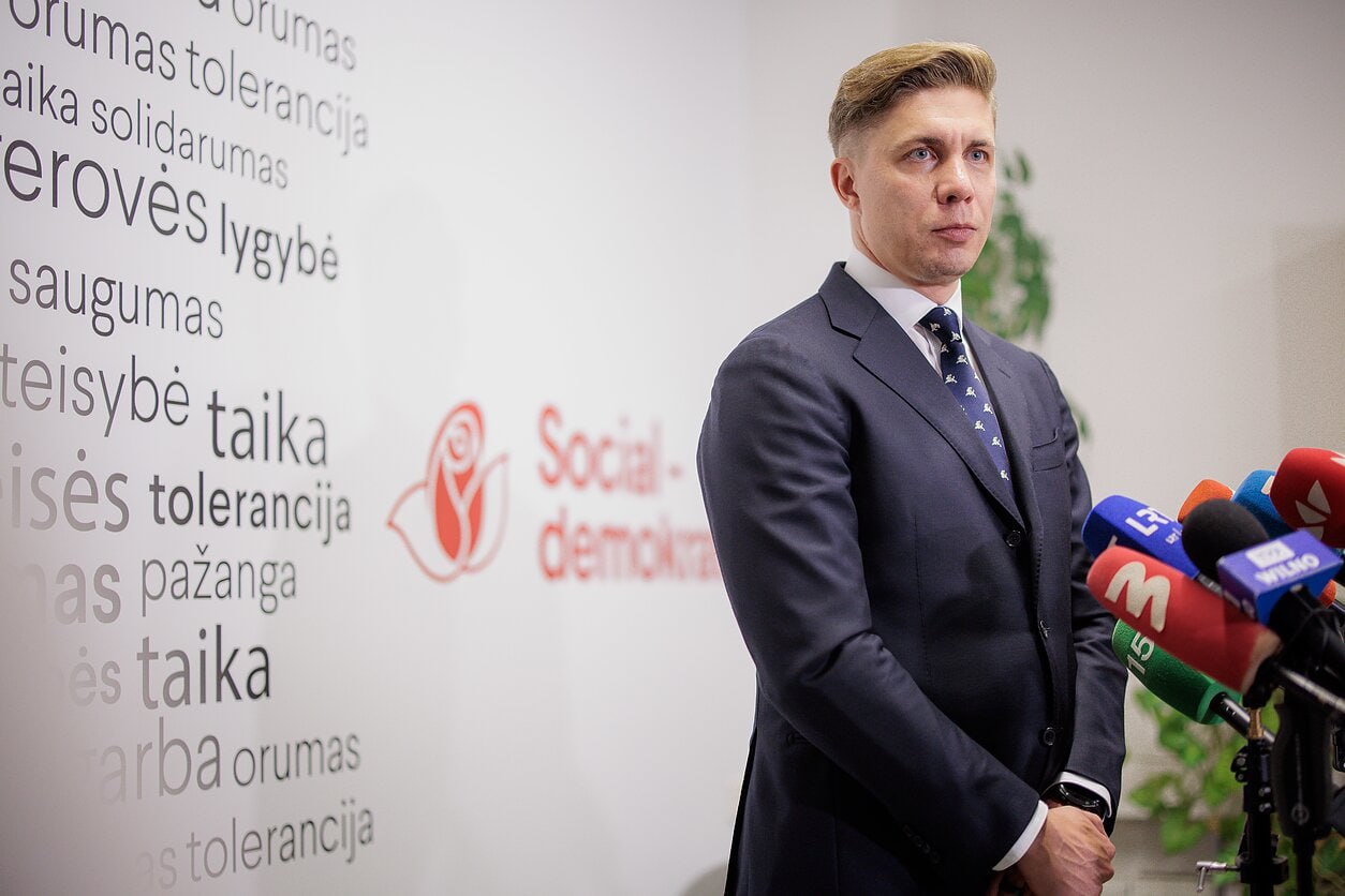 Синкявичюс о выдвижении Каунаса оценивался не только опыт но и партийная принадлежность Временный председатель Социал демократической партии Литвы Миндаугас Синкявичюс заявил что при выборе кандидата в министры обороны партия учитывала не только опыт но и партийную принадлежность По его словам предлагаемый на этот пост Робертас Каунас не обязательно должен иметь обширный опыт в сфере обороны Опыт это всегда плюс но мы оценивали не только опыт а и политическую принадлежность Р Каунас более десяти лет является членом партии а также личные качества умение работать в команде амбициозность Опыт это хорошо но иногда он убивает амбицию сказал он в пятницу утром комментируя кандидатуру предложенного министра Оппозиция и эксперты выразили сомнения в знаниях Р Каунаса в сфере обороны и подвергли критике эту кандидатуру Подробнее читайте по ссылке Фото LRT