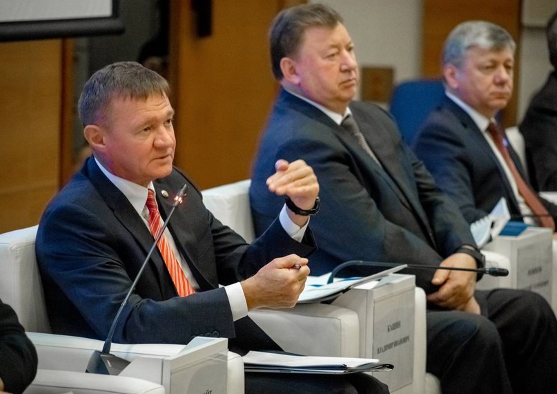 Министерство транспорта РФ VK Глава Минтранса Роман Старовойт проинформировал о результатах работы транспортного комплекса депутатов от фракции КПРФ Команда Минтранса посетила Государственную Думу для встречи с Геннадием Андреевичем Зюгановым и представителями фракции. Хотели бы выразить от лица Команды Минтранса России благодарность нашим коллегам из фракции КПРФ за плодотворную совместную работу и неравнодушие к транспортным вопросам соотечественников! За год мы вместе отработали 9 обращений фракции, а на сегодняшней встрече депутаты подняли важные вопросы, которые станут повесткой нашей работы на текущий год. «Сегодня мы приступили к реализации амбициозного шестилетнего плана развития. Нам предстоит оптимизировать всю транспортную систему России, наращивать пропускную способность международных транспортных коридоров, активно внедрять цифровые сервисы, устранять регуляторные и инфраструктурные ограничения и сокращать транспортно-логистические издержки для бизнеса», — поделился планами с депутатами фракции глава ведомства Роман Старовойт. В первую очередь обсуждались, конечно, дороги. Фракция выразила и обеспокоенность в части развития авиации общего назначения — это комплексный вопрос, над которым мы работаем вместе с нашими коллегами из профильных ведомств. Обсудили и строительство новых путей железных дорог и другие, не менее важные транспортные вопросы.