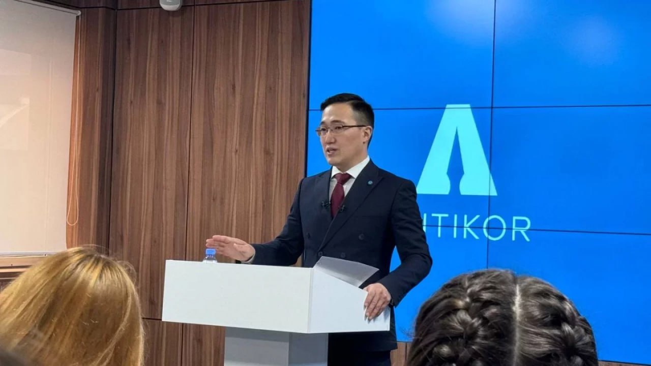 Цветник коррупции: о каких ещё кейсах рассказали представители уже несуществующего Антикора На брифинге Агентства по противодействию коррупции, которое недавно расформировали указом Токаева, представитель ведомства рассказал о разных делах и статусе фигурантов этих дел. 1. История следователя Антикора. До задержания сотрудник Антикоррупционной службы расследовал уголовное дело бывшего зампреда Фонда медстрахования Галымжана Абилова. Задержали следователя ещё 24 июня. «Изобличён следователь службы по ВКО, который получил взятку от участника процесса за смягчение тяжести вменяемой квалификации деяний», — сообщил на брифинге представитель ведомства Данияр Бигайдаров. Подозреваемого отправили за решётку. Расследование продолжается. Что касается самого Абилова, его подозревают в хищении бюджетных денег, выделенных на лечение жителей ВКО. 2. История Марата Куштыбаева и его жены. Супругу бывшего начальника полиции Талдыкоргана подозревают в подкупе потерпевшей по делу об изнасиловании. Эта история обросла таким количеством разнообразных подробностей с элементами сериальной драмы, что их пересказ займёт несколько страниц. Детали можно почитать в этой цепочке материалов. Супругу экс-полицейского подозревают в попытке подкупа потерпевшей по делу об изнасиловании, в котором фигурировал Куштыбаев. Детали Бигайдаров не стал раскрывать, сославшись на тайну следствия. Кстати, представитель Антикора рассказал, что его коллеги и он сам не знали о грядущей реорганизации. Напомним, Токаев сегодня присоединил Антикор к КНБ. «Я, как и вы, об этом решении узнал только что. Из социальных сетей. Я не уполномочен это решение комментировать.