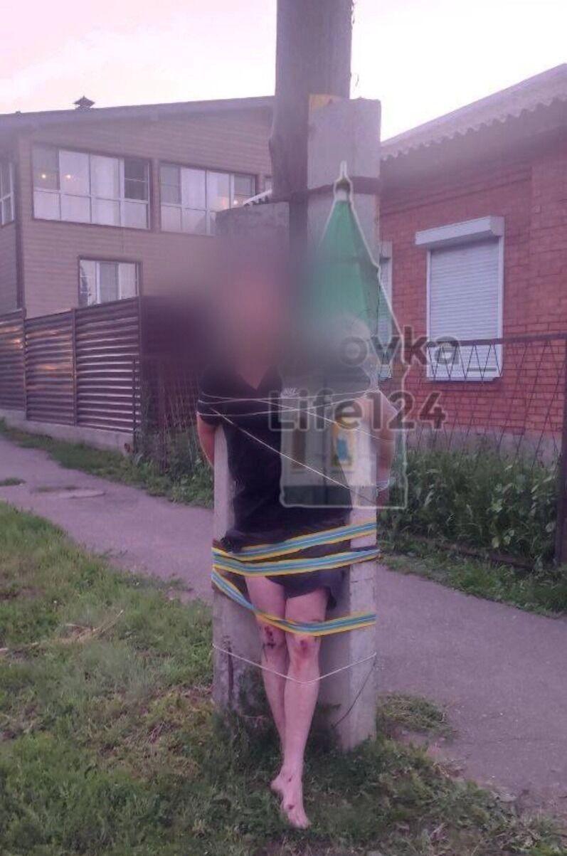 В Красноярске жители микрорайона Покровка задержали мужчину, которого заподозрили в неподобающем поведении по отношению к детям. Инцидент произошёл 24 июля у магазина «Космос» на улице Гагарина, напротив дома №17.  Как рассказали местные жители в телеграм-канале района, мужчина якобы хватал двух девочек 8 и 12 лет за руки, пытался обнять их и поднимал на руки. По словам родителей, 12-летняя девочка вырвалась и убежала домой в состоянии шока.  Разгневанные взрослые задержали мужчину, привязали его к столбу и вызвали полицию.  Полицейские доставили мужчину в отдел для разбирательства. В МВД заявили, что предварительная проверка не выявила признаков преступных действий с его стороны, однако разбирательство продолжается.   Подробнее – на Бабре  #красноярск