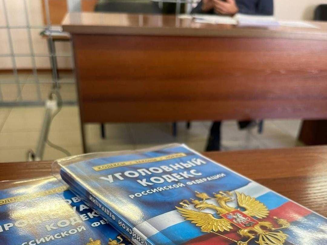 В Херсонской области вынесен приговор о публичных призывах к экстремистской деятельности Скадовский районный суд Херсонской области вынес приговор по уголовному делу в отношении 20-летнего местного жителя. Он признан виновным по ч. 2 ст. 280 УК РФ публичные призывы к осуществлению экстремистской деятельности, совершенные с использованием информационно-телекоммуникационной сети Интернет . Преступление выявлено и расследовано сотрудниками УФСБ России по Херсонской области. В суде установлено, что в апреле 2024 года осужденный с целью побуждения неопределённого круга лиц к экстремистской деятельности разместил в одной из социальных сетей текстовые сообщения, в которых содержался призыв к насильственным действиям в отношении группы лиц по национальному признаку. В ходе рассмотрения уголовного дела мужчина вину признал полностью, в содеянном раскаялся. Суд с учетом позиции государственного обвинителя назначил виновному наказание в виде 6 месяцев лишения свободы с отбыванием в исправительной колонии-поселении с лишением права заниматься деятельностью, связанной с администрированием сайтов, электронных и информационно-телекоммуникационных сетей, в том числе сети «Интернет» на 2 года. #Происшествия