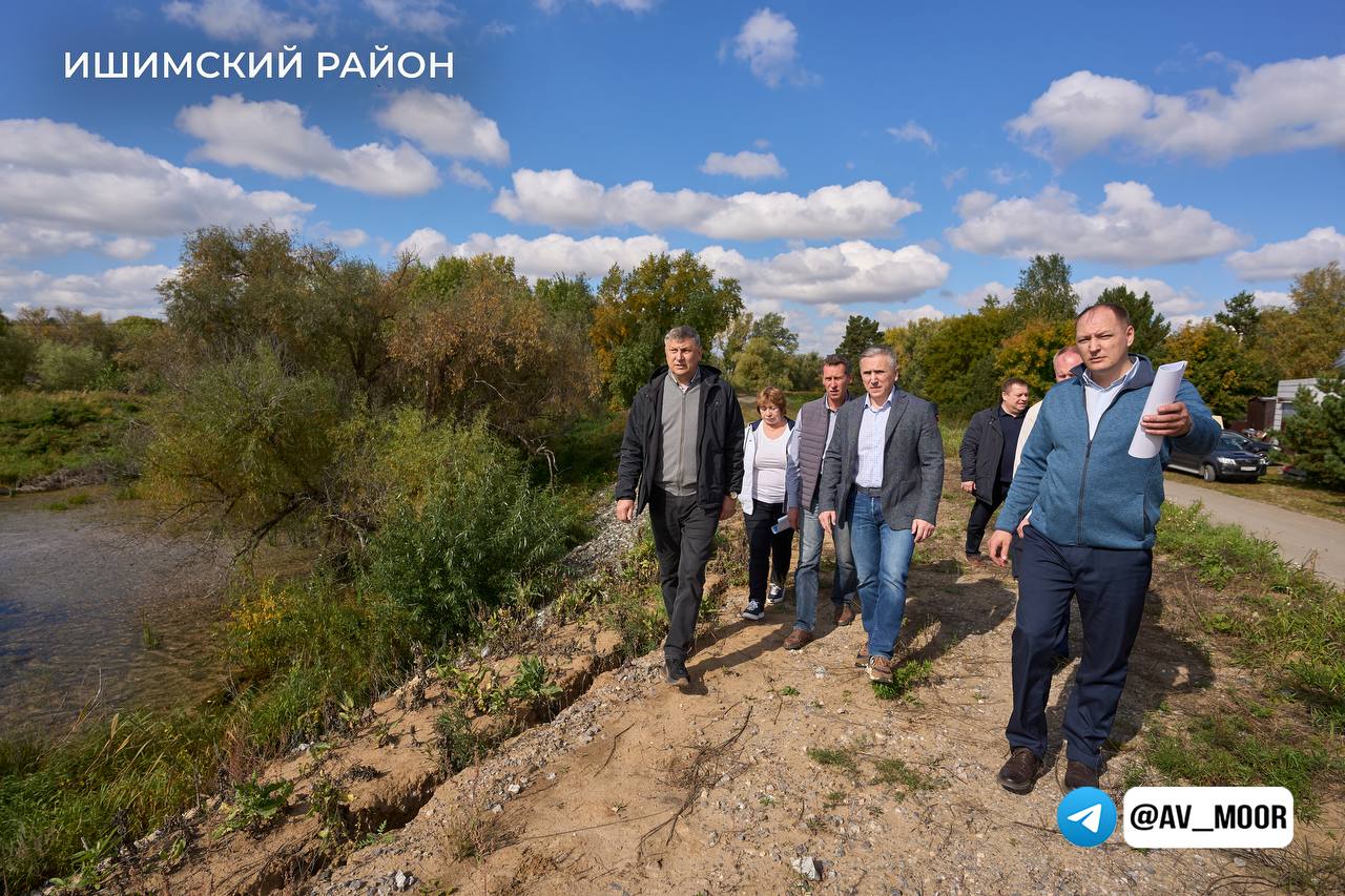 Вместе с главой Ишимского района Сергеем Ломовцевым проинспектировали работы по восстановлению объектов, которые весной повредил паводок.  Нагрузка на защитные сооружения была колоссальной. Гребни дамб приходилось наращивать, и высокий уровень воды держался нетипично долго.   В итоге часть гидротехнических сооружений нуждается в ремонте. И если в поселке Детский дом объем работ небольшой, то дамбу, которая защищает три дачных общества   «Надежда», «Смородинка» и «Приишимский»  потребуется переустроить. Река Ишим смыла здесь часть берега.   В Ишимском районе также продолжается восстановление дорог. Помимо участков областных магистралей, приведем в порядок участки в 4 населенных пунктах района.