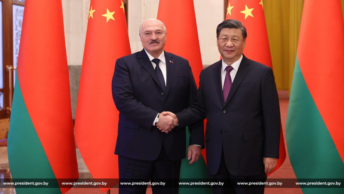 Лукашенко подчеркнул ключевую роль Си Цзиньпина в развитии белорусско-китайского сотрудничества "Если бы не тот поворот с приходом его к руководству партией и государством, то, наверное, этих бы достижений не было и, возможно, мы бы с вами сегодня не встречались", - подчеркнул президент Беларуси на встрече с вице-премьером Госсовета КНР Лю Гочжуном.