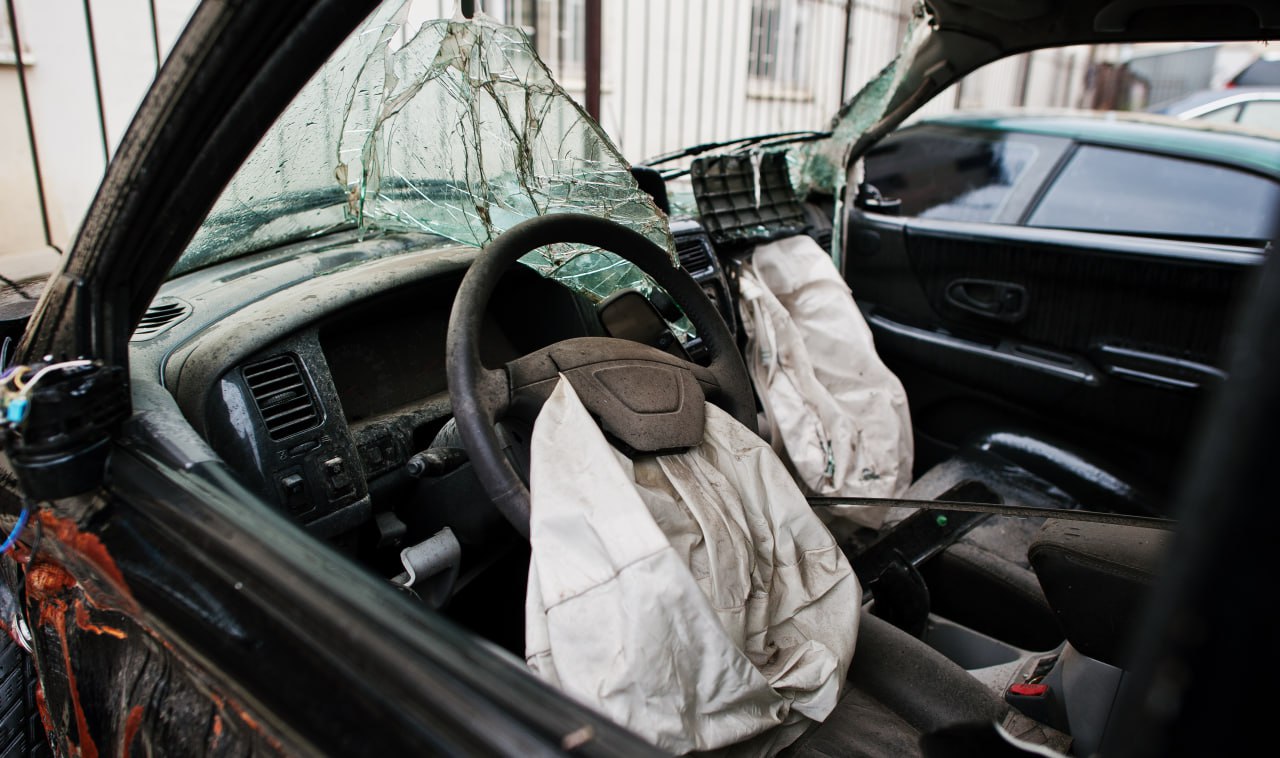 В 2025 году в России произошло 128 тысяч ДТП на 3 1 меньше чем годом ранее в которых погибло 13 9 тысяч человек и 158 тысяч было ранено Согласно данным МВД которые опубликованы в ЕМИСС среди регионов где число погибших сократилось заметнее всего  Ненецкий автономный округ 75 год к году  Чукотка 66  Чечня 56  Сахалин 54  ЯНАО 47 В топ 5 регионов где количество жертв на дорогах выросло попали Костромская 65 Еврейская автономная 45 Орловская 22 и Астраханская 18 8 области