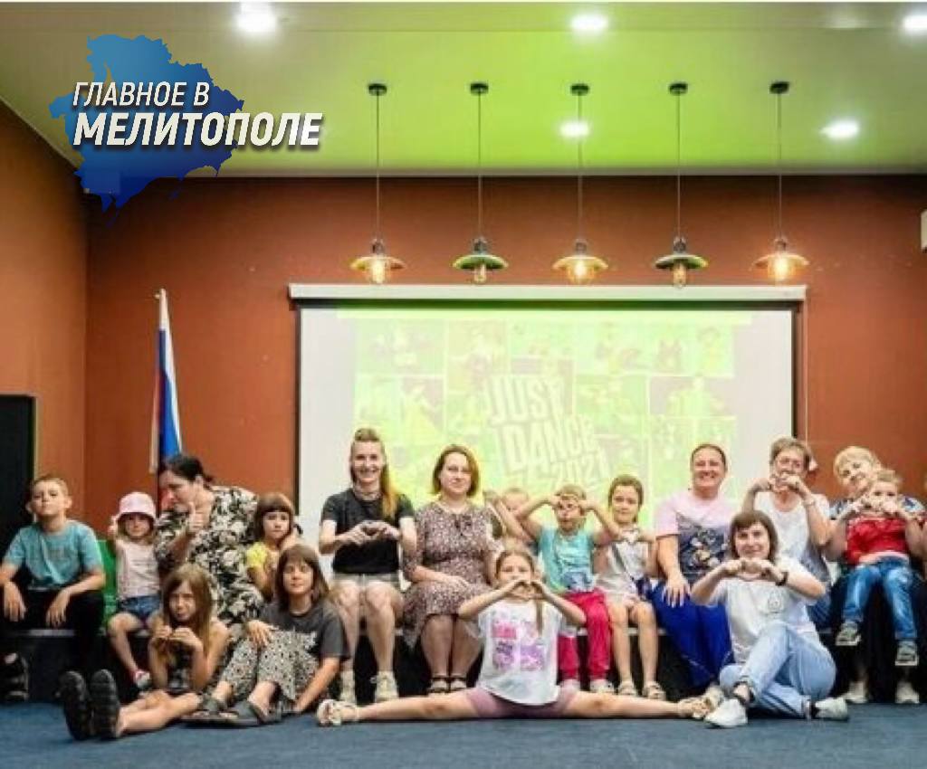 Танец единства ко Дню семьи в Запорожской области В Запорожской области прошел танцевальный флешмоб, посвященный Дню семьи, любви и верности. Его организовали активисты Центра «Молодая семья» и Международного клуба дружбы. Родители и дети танцевали вместе, напоминая о важности семейных традиций и совместного времяпрепровождения. Руководитель Центра Анастасия Соколова поблагодарила участников и отметила, что такие мероприятия сближают семьи и делают праздник по-настоящему теплым.