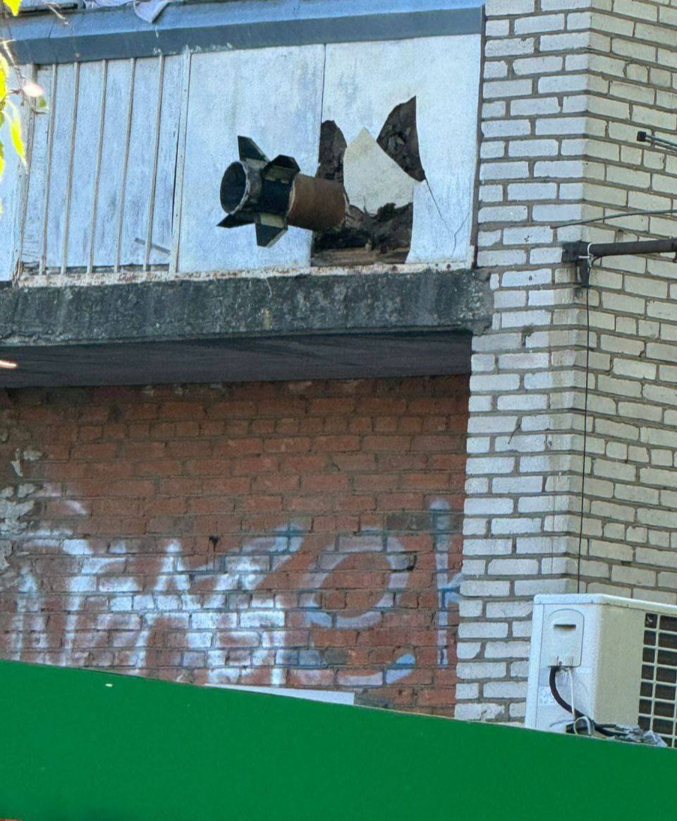 Жителей дома в Подольске эвакуировали из-за похожего на часть ракеты объекта. Он застрял под балконом одной из квартир. Оказалось, что это отголоски ночной атаки БПЛА, пишут СМИ. Обломок не представляет опасности. Подписаться Прислать новость Буст