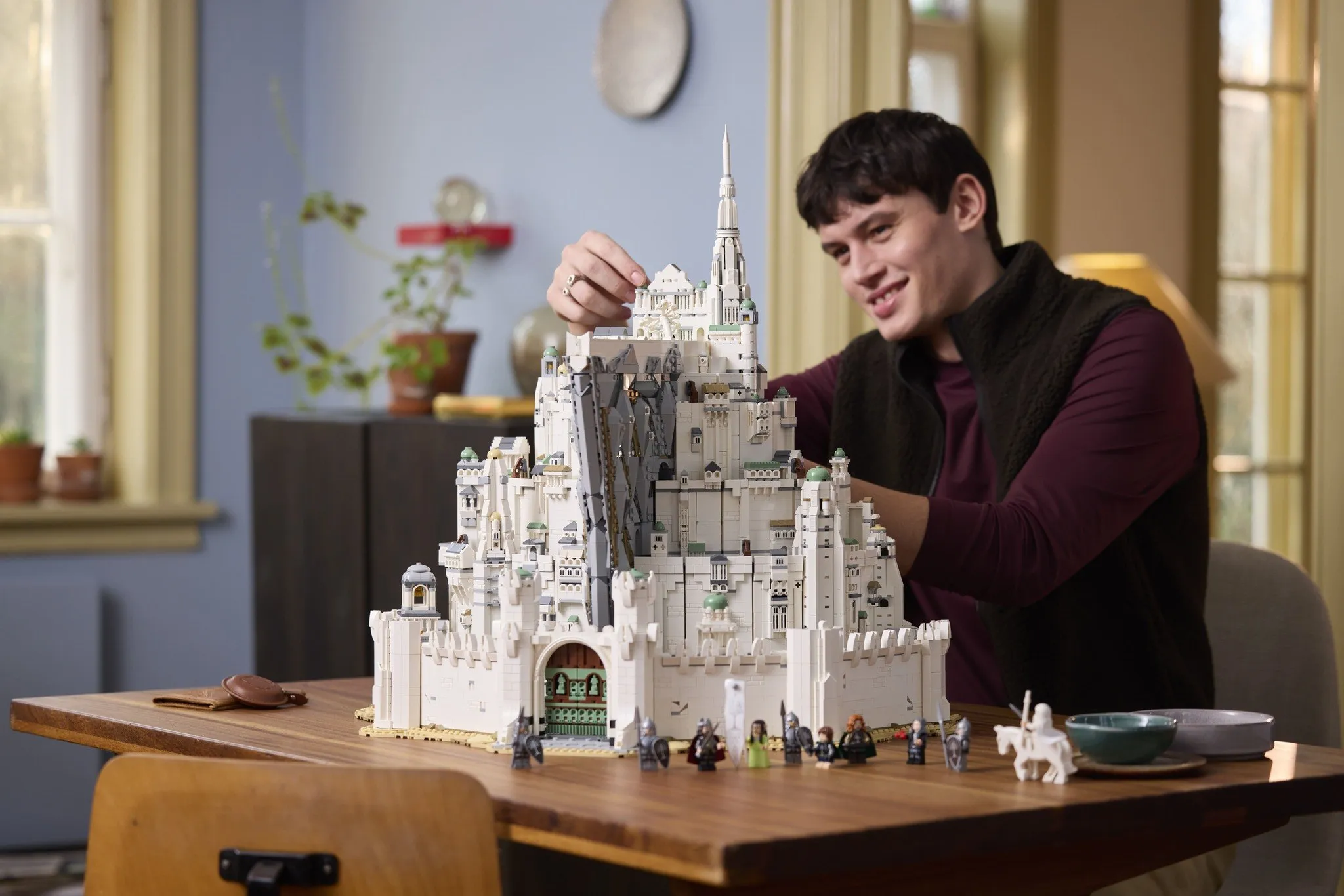 LEGO представила Минас Тирит большой конструктор по Властелину колец В июне у поклонников Властелина колец появится возможность купить огромный и дорогостоящий LEGO набор Минас Тирит содержащий 8278 деталей среди которых удастся найти и 10 минифигурок