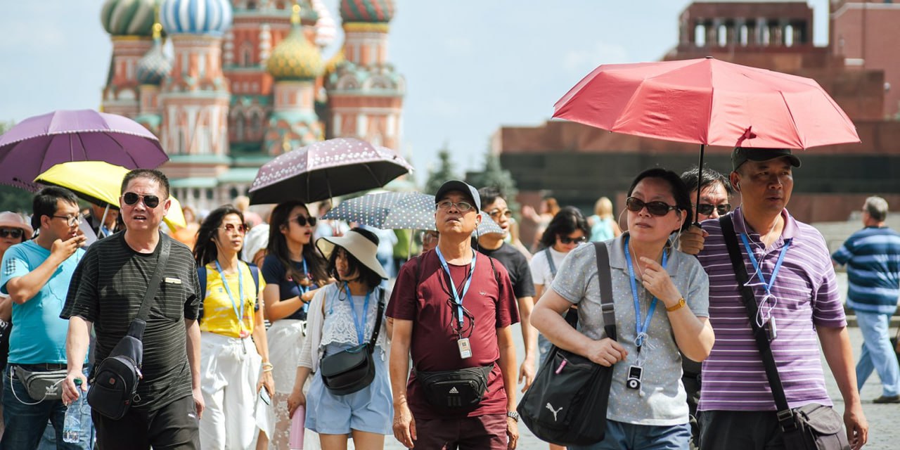 Российская туристическая отрасль продолжает активно развиваться - по данным Минэкономразвития, с начала 2024 года Россию посетило более 2,3 млн иностранных туристов.  "Туризм - один из наиболее динамично развивающихся секторов мировой экономики. Россия становится все более привлекательной для иностранных граждан. С начала 2024 года уже более 2,3 млн иностранных туристов посетило разные уголки нашей страны. Важно продвигать новые туристические направления и поддерживать местное предпринимательство для роста экономического благосостояния" - отметил директора департамента многостороннего экономического сотрудничества МЭР Никита Кондратьев.  Глава департамента МЭР посетил ежегодную встречу министров туризма "Группы двадцати" в городе Белена. Помимо стран "двадцатки" в мероприятии приняли участие представители из 16 приглашенных стран и международных туристских организаций. Стороны согласовали министерскую декларацию, в которой закреплены российские приоритеты и подходы к повышению качества туристкой инфраструктуры, цифровизации туристских продуктов и формированию программ продвижения.