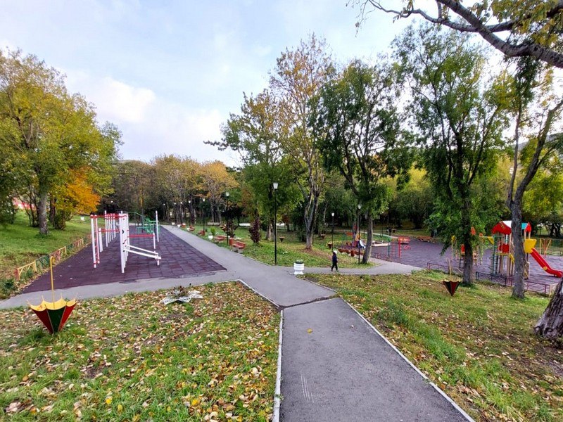 В Петропавловске проведут реконструкцию парка на Индустриальной В 2026 году в Петропавловске Камчатском начнется реконструкция парка на улице Индустриальной сообщает РАИ КАМЧАТКА ИНФОРМ со ссылкой на администрацию городского округа С 1 ноября на территории парка начнутся работы по прокладке ветки газопровода после этого подрядчик определит охранную зону и начнется разработка проекта Газопровод пройдёт частично по территории парка затрагивая зелёную зону Мы договорились что вырубленные деревья будут компенсированы дополнительной посадкой весной будущего года Когда завершится строительство газопровода и границы охранной зоны будут определены городская администрация займётся разработкой плана реконструкции парка Во время подготовки проекта мы учтём пожелания горожан сказал глава Петропавловск Камчатского городского округа Евгений Беляев В мэрии уточнили что проект по регазификации СПГ позволит полностью обеспечить энергетическую потребность региона в природном газе Его реализация сделает возможным полный переход на газ мазутных и угольных котельных краевого центра КАМЧАТКА ИНФОРМ новости Камчатки в Telegram Фоторепортажи и эксклюзивные материалы на kamchatinfo com НАПИСАТЬ НАМ