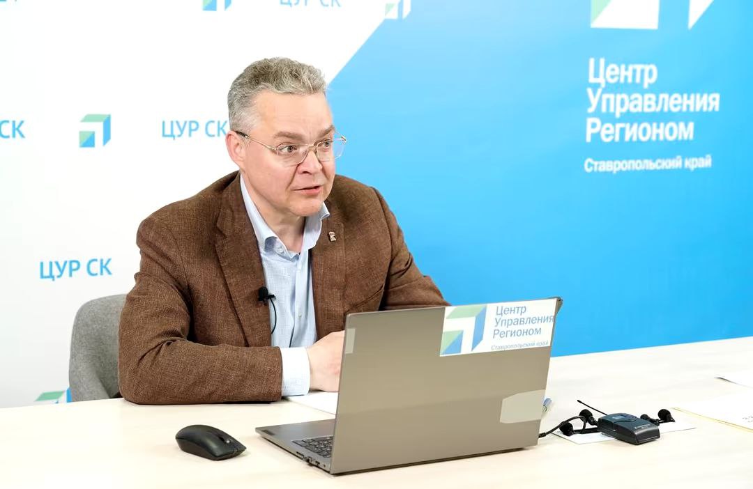 Губернатор Владимиров: В крае продолжит работать программа «Герои Ставрополья» Во время прямой линии губернатора, которая прошла в социальных сетях 13 мая, речь зашла о краевой программе «Герои Ставрополья». Владимир Владимиров отметил, что она продолжит свою работу. «Сейчас мы ведем работу с ребятами из первого набора, которые уже прошли отбор. После окончания работы с этим набором действие программы будет продолжено. Сделаем все, чтобы вовлечь в деятельность органов власти как можно больше наших бойцов — героев СВО», — сказал Владимир Владимиров. Кадровая программа «Герои Ставрополья» — продолжение президентского проекта «Время героев». Она содействует адаптации к мирной жизни ветеранов и участников СВО. Программа предусматривает несколько этапов: отбор, тестирование, обучение, стажировку и трудоустройство.