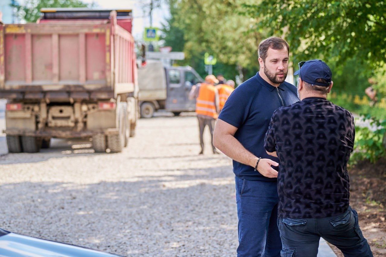 В Чехове стартовал ремонт второго участка дороги на улице Весенней Глава округа Михаил Собакин проконтролировал ход ремонтных работ у Дворца спорта «Олимпийский» им. В.С. Максимова. На дороге рабочие завершили укладку бортового камня, в настоящее время приступают к обустройству новых парковочных карманов, общая площадь которых составляет 490 кв.м и рассчитана на 37 машиномест. Следующим этапом станет фрезерование существующего дорожного покрытия. Общая протяжённость ремонтируемого участка - 820 метров. При благоприятных погодных условиях завершение работ запланировано к 20 августа. Параллельно продолжается ремонт на улице Первомайской, где также завершён монтаж бортового камня и вскоре начнётся фрезерование покрытия. В этом году в округе будет отремонтировано 22 муниципальные и 11 региональных дорог. Ремонтные работы уже завершены на улицах Дружбы, Полиграфистов, Мира, Молодёжной, Лопасненской, Ильича, а также в населённых пунктах Шарапово, Манушкино и Стремилово. Все работы планируется завершить до конца октября.