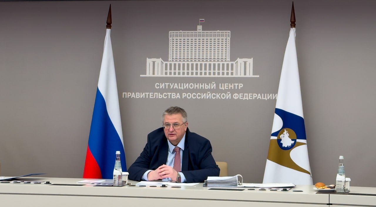 Алексей Оверчук принял участие в заседании Совета Евразийской экономической комиссии Стороны обсудили широкий спектр вопросов касающихся формирования и реализации стратегических документов союза в том числе направленных на совершенствование его правовой основы Особое внимание члены совета уделили вопросам общего таможенного регулирования взаимодействия в области продовольственной безопасности а также энергетики Участники заседания продолжили работу над проектом плана мероприятий по реализации Декларации о дальнейшем развитии экономических процессов в рамках Евразийского экономического союза до 2030 года и на период до 2045 года Евразийский экономический путь В настоящее время сторонами согласовано 342 мероприятия плана Одобрены основные ориентиры макроэкономической политики государств членов ЕАЭС на 2026 2027 годы для представления Высшему Евразийскому экономическому совету В отчете о реализации предыдущих основных ориентиров макроэкономической политики государств членов ЕАЭС на 2024 2025 годы продемонстрирован рост основных экономических показателей в частности объем взаимной торговли государств членов союза вырос на 8 1 объем промышленного производства в союзе вырос на 4 5 объем инвестиций в основной капитал вырос на 7 5 Решением совета одобрен проект решения Высшего Евразийского экономического совета об утверждении планов либерализации взаимной торговли услугами по руководству строительными проектами Утверждаемые планы направлены на сближение регуляторных режимов по определенным видам строительных услуг выравнивание условий деятельности поставщиков услуг государств членов ЕАЭС на территориях друг друга а также обеспечение взаимного недискриминационного доступа на рынки Совет ЕЭК также одобрил проект Концепции развития туризма в рамках ЕАЭС Реализация концепции будет направлена на развитие туристического потенциала государств членов увеличение взаимного туристического потока повышение конкурентоспособности туристического сектора и продвижение туристических продуктов государств членов на мировых рынках Подписаться на Правительство России в MAX