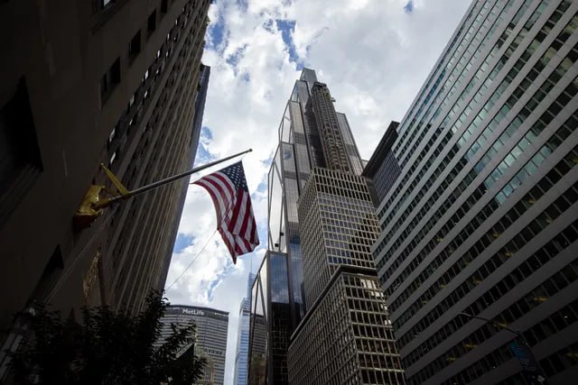 Банки Уолл стрит вернули акционерам рекордную сумму капитала поскольку рост прибыли и смягчение правил капитала дали руководителям уверенность в необходимости увеличения объема выкупа акций JPM Шесть крупнейших банков США выплатили более 140 миллиардов долларов в виде дивидендов и выкупа акций в 2025 году превысив рекорд установленный в 2019 году во время первого срока президента Дональда Трампа JPMorgan Chase Co выкупил акции на сумму более 30 миллиардов долларов что является рекордным показателем для банков Уолл стрит и более чем в три раза превышает сумму выкупленную двумя годами ранее jkinvest news jkinvest