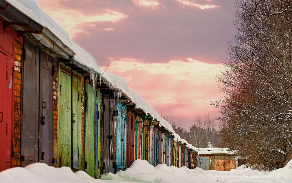 В Госдуму внесли проект продлевающий гаражную амнистию на пять лет  Сейчас упрощенный порядок оформления гаражей и земли под ними действует до осени 2026 года Законопроект вносит изменения в Земельный кодекс РФ и предлагает продлить его до 1 сентября 2031 го  Авторами инициативы выступили первый зампред Совфеда Владимир Якушев и депутат Госдумы Павел Крашенинников В пояснительной записке они отмечают эффективность программы по данным Росреестра с момента запуска амнистии осенью 2021 года в упрощенном порядке оформлены права уже на более чем 746 тыс гаражей и участков законы Фото Vereshchagin Dmitry Shutterstock FOTODOM Читать РБК Недвижимость в Telegram VK