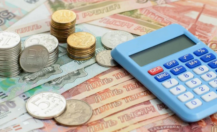 ЦБ разрешит не проверять целевое использование мелких потребкредитов Регулятор считает что проверка целевого использования физлицами незначительных по величине ссуд до 1 млн рублей является трудоемкой и нецелесообразной Норма вступит в силу с 1 октября 2026 года и будет применяться к новым кредитным договорам Также ЦБ разрешит не контролировать целевое использование кредитов физлиц на сумму не более 1 млн рублей которые направлены на вложения в уставные капиталы юрлиц Мера будет распространяться на все ссуды включая выданные ранее Инициатива разработана для усовершенствования действующих требований к оценке кредитных рисков в соответствии с реалиями fatcat18