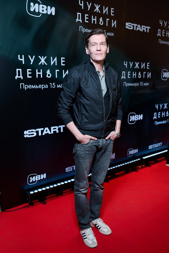 12 мая в московском кинотеатре «Художественный» Иви и START провели светскую премьеру криминальной драмы «Чужие деньги» Представить сериал гостям собрался весь каст проекта: Максим Матвеев, Стася Милославская, Гоша Куценко, Филипп Янковский, Линда Лапиньш, Александр Мизёв, Алла Сигалова, Денис Прытков, Никита Дювбанов, Кирилл Нагиев, Владислав Ценев, Елена Балабанова, Дарья Калмыкова, Оксана Стрельцова, Александра Розанова и другие. Со сцены криминальную драму представили Иван Гринин, заместитель генерального директора по контенту онлайн-кинотеатра Иви, Ирина Сосновая, генеральный продюсер проектов онлайн-кинотеатра START, генеральный продюсер Team Films Теймур Джафаров, креативный продюсер Инна Оркина-Сексте, режиссер Игорь Твердохлебов, а также актеры -- Максим Матвеев и Гоша Куценко. Оценить первые два эпизода проекта пришли Ольга Сутулова, Евгений Сангаджиев и Ксения Андрианова, Стас Круглицкий, Полина Ауг, Анна Богомолова, Зоя Бербер, Анна Ещенко, Андрей Савочкин, Таша Белая, Татьяна Яхина, Андрей Савочкин, Мария Ремер, Олеся Грибок, Райан Оттер и многие другие. Фото: Иви / START