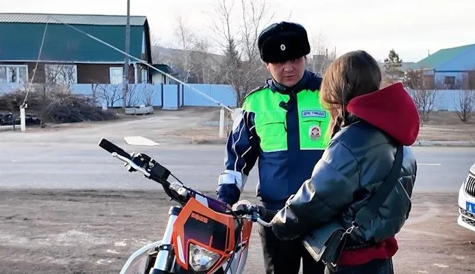 В Краснокаменске прошёл рейд по выявлению несовершеннолетних мотоциклистов Порядок на дорогах требует бдительности а неотвратимость наказания за нарушения правил дорожного движения другим наука Вне зависимости от возраста Тему продолжит Владимир Ляшенко   gtrkchita ru news sotssfera v krasnokamenske proshiol reid po vyiavleniiu nesovershennoletnikh mototsiklistov 80796