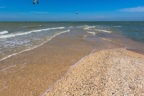 До конца суток 15 сентября ожидается ветровой сгон воды в Таганрогском заливе северо-восточной части Азовского моря. В связи с этим объявлено штормовое предупреждение, сообщает пресс-служба ГУ МЧС России по Краснодарскому краю.  Так, уровень воды понизится в Таганрогском заливе северо-восточной части Азовского моря  район Ейска, Должанской, Приморско-Ахтарска  до неблагоприятных отметок.  Фото: пресс-служба администрации Краснодарского края