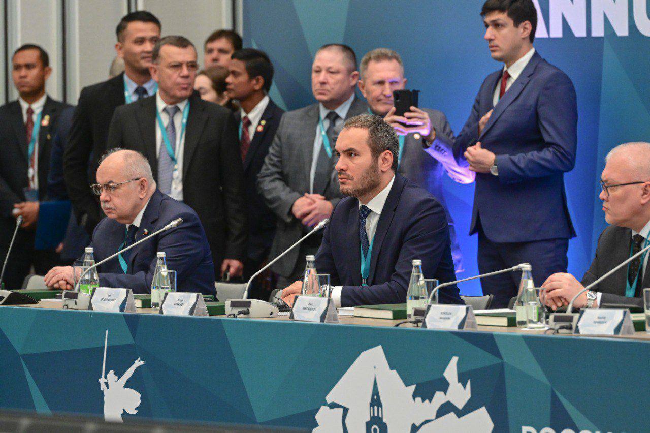 На KazanForum обсудили молодежную политику России и исламского мира В рамках XVI Международного экономического форума «Россия – Исламский мир: KazanForum» прошло заседание Группы стратегического видения «Россия – Исламский мир». Участники обсудили сотрудничество в сфере молодежной политики, укрепление традиционных ценностей и противодействие вызовам глобализации. В мероприятии приняли участие Раис Татарстана Рустам Минниханов, вице-премьер РФ Марат Хуснуллин, премьер-министр Малайзии Анвар Ибрагим, представители ОИС, полпред Президента РФ в ПФО Игорь Комаров и другие официальные лица. Ингушская делегация была представлена на заседании сенатором Совета Федерации от Ингушетии Беланом Хамчиевым и Руководителем Администрации Главы и Правительства РИ Анзором Мархиевым. Участники предложили: - расширить академический обмен, - создать «дорожную карту» с ОИС по молодежной политике, - развивать международные лагеря, такие как «Татарстан – Малайзия».