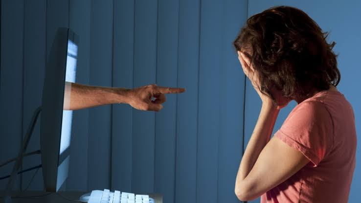 Штрафы за буллинг в том числе в интернете собрались ввести в России Под штрафы попадут те кто регулярно оскорбляет и унижает других людей Обычным гражданам грозит штраф от 10 до 50 тысяч рублей должностным лицам от 100 до 200 тысяч а организациям от 100 до 500 тысяч рублей предложили в Госдуме bisrub