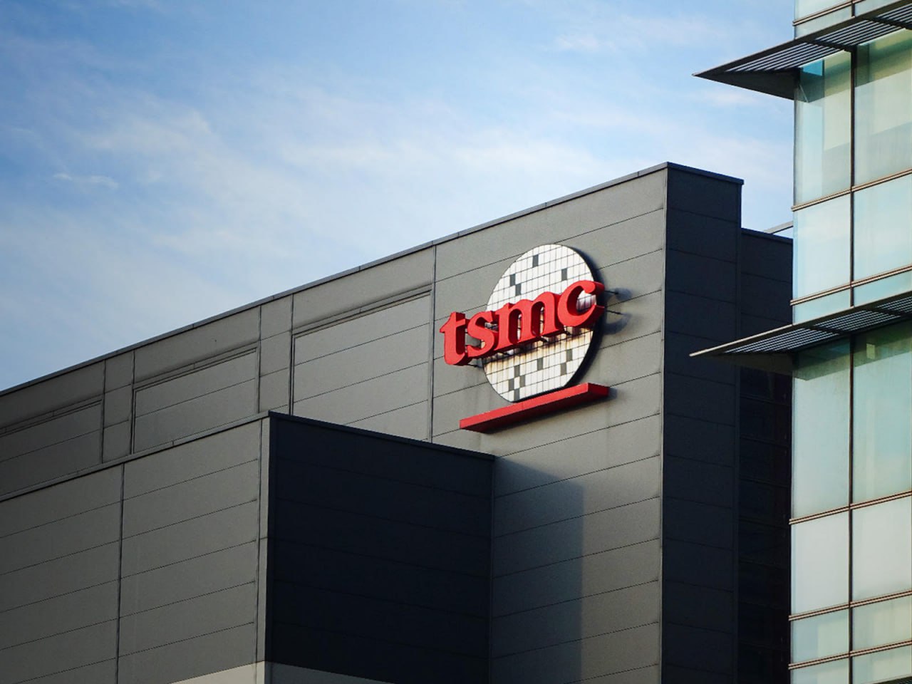 TSMC уволила несколько сотрудников после того, как обнаружила попытки получить доступ к секретным данным по технологии 2-нм производства чипов. Это выявили во время плановых проверок, а теперь против них начато судебное разбирательство.  Детали не раскрывают — ни что именно утекло, ни кому. В компании обещают усилить контроль, чтобы предотвратить подобные случаи.