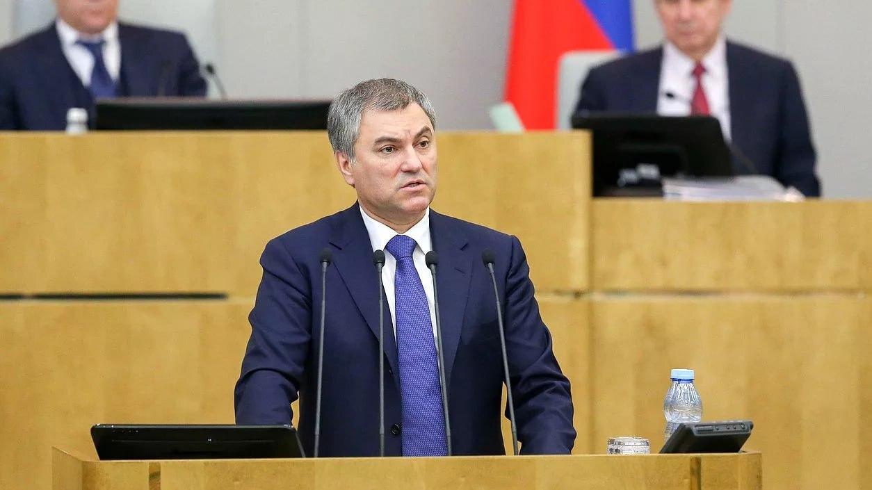 Председатель Госдумы РФ Вячеслав Володин в своем канале в национальном мессенджере MAX сообщил о запрете на курьерскую деятельность мигрантов  Он уже установлен в 32 регионах. В их числе и Воронежская область.  Он также отметил, что у регионов есть право ввести обязательную аттестацию курьеров и таксистов с проверкой уровня владения русским языком и знаний правил общественного поведения.  Вячеслав Володин сообщил, что также прорабатывается вопрос о запрете на осуществление курьерской деятельности людям с судимостью, повышения административной ответственности за доставку продуктов питания без медкнижки. Подробнее    Администрация Семилукского района   Подписаться