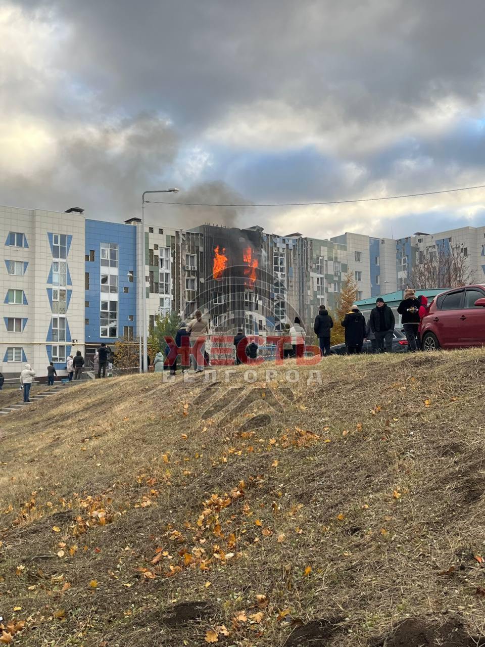 Три человека пострадали при ударе дрона по жилой многоэтажке.  Беспилотник попал в многоквартирный дом, начался пожар. Известно о трёх пострадавших