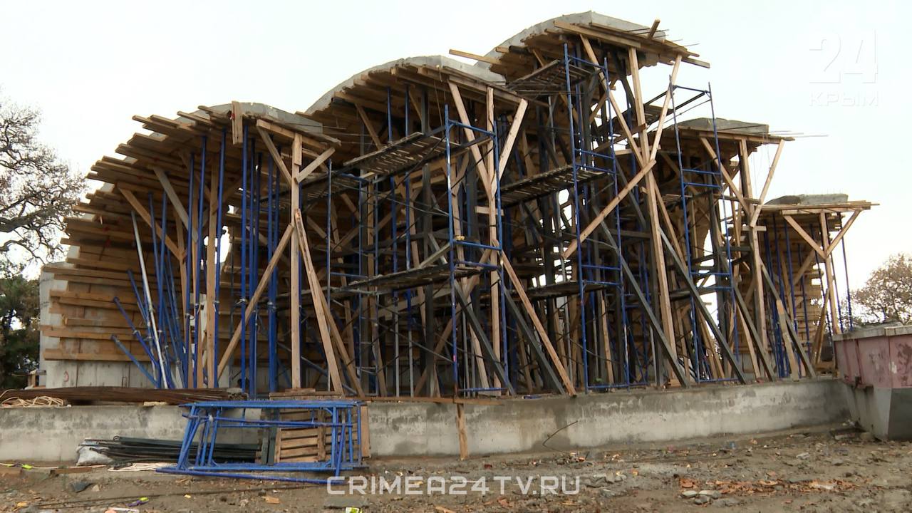 Первый этап благоустройства Милютинского парка в Алупке завершат до конца года  Общественное пространство обновляют по федеральной программе «Малые города — опора большой страны». На проведение работ получили грант от министерства строительства России — 72 млн рублей. Однако реализация проекта обойдётся дороже: привлекли дополнительное финансирование из республиканского и муниципального бюджетов.  Полное преображение территории жители и гости курорта смогут оценить весной. Открытие планируют приурочить к 11-й годовщине Крымской весны.